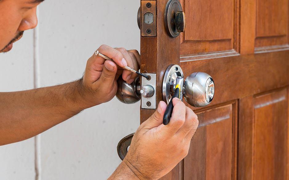 changer serrure porte fermée Serris