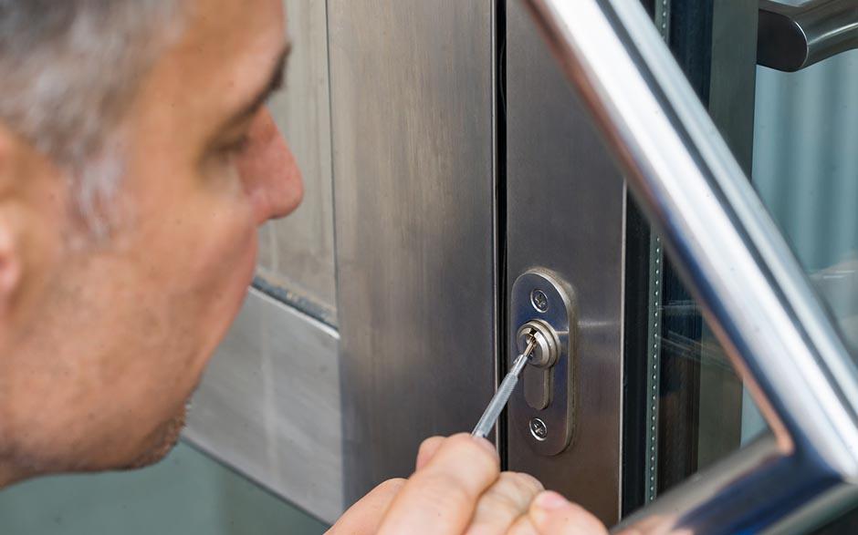 changer serrure porte fermée Serris